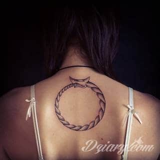 Tatuaże nawiązujące do Skandynawii, tradycji wikingów, surowego i bezlitosnego trybu życia. Proste, wyraziste wzory doskonale oddają charakterystykę życia byłych mieszkańców północy Europy. Tatuaż ma być surowy, męski, bez nadmiernych zdobień. 