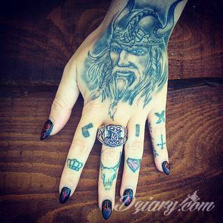 Tatuaże nawiązujące do Skandynawii, tradycji wikingów, surowego i bezlitosnego trybu życia. Proste, wyraziste wzory doskonale oddają charakterystykę życia byłych mieszkańców północy Europy. Tatuaż ma być surowy, męski, bez nadmiernych zdobień. 