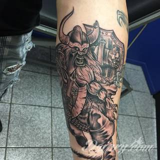 Tatuaże nawiązujące do Skandynawii, tradycji wikingów, surowego i bezlitosnego trybu życia. Proste, wyraziste wzory doskonale oddają charakterystykę życia byłych mieszkańców północy Europy. Tatuaż ma być surowy, męski, bez nadmiernych zdobień. 
