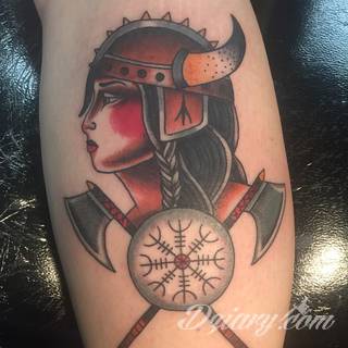 Tatuaże nawiązujące do Skandynawii, tradycji wikingów, surowego i bezlitosnego trybu życia. Proste, wyraziste wzory doskonale oddają charakterystykę życia byłych mieszkańców północy Europy. Tatuaż ma być surowy, męski, bez nadmiernych zdobień. 