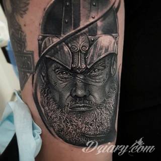 Tatuaże nawiązujące do Skandynawii, tradycji wikingów, surowego i bezlitosnego trybu życia. Proste, wyraziste wzory doskonale oddają charakterystykę życia byłych mieszkańców północy Europy. Tatuaż ma być surowy, męski, bez nadmiernych zdobień. 