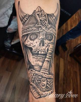 Tatuaże nawiązujące do Skandynawii, tradycji wikingów, surowego i bezlitosnego trybu życia. Proste, wyraziste wzory doskonale oddają charakterystykę życia byłych mieszkańców północy Europy. Tatuaż ma być surowy, męski, bez nadmiernych zdobień. 