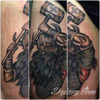 Tatuaże nawiązujące do Skandynawii, tradycji wikingów, surowego i bezlitosnego trybu życia. Proste, wyraziste wzory doskonale oddają charakterystykę życia byłych mieszkańców północy Europy. Tatuaż ma być surowy, męski, bez nadmiernych zdobień. 