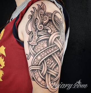 Tatuaże nawiązujące do Skandynawii, tradycji wikingów, surowego i bezlitosnego trybu życia. Proste, wyraziste wzory doskonale oddają charakterystykę życia byłych mieszkańców północy Europy. Tatuaż ma być surowy, męski, bez nadmiernych zdobień. 