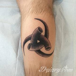 Tatuaże nawiązujące do Skandynawii, tradycji wikingów, surowego i bezlitosnego trybu życia. Proste, wyraziste wzory doskonale oddają charakterystykę życia byłych mieszkańców północy Europy. Tatuaż ma być surowy, męski, bez nadmiernych zdobień. 