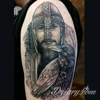 Tatuaże nawiązujące do Skandynawii, tradycji wikingów, surowego i bezlitosnego trybu życia. Proste, wyraziste wzory doskonale oddają charakterystykę życia byłych mieszkańców północy Europy. Tatuaż ma być surowy, męski, bez nadmiernych zdobień. 