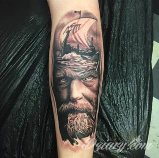 Tatuaże nawiązujące do Skandynawii, tradycji wikingów, surowego i bezlitosnego trybu życia. Proste, wyraziste wzory doskonale oddają charakterystykę życia byłych mieszkańców północy Europy. Tatuaż ma być surowy, męski, bez nadmiernych zdobień. 