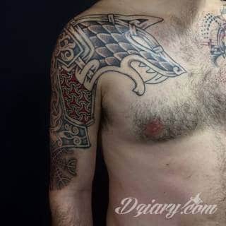 Tatuaże nawiązujące do Skandynawii, tradycji wikingów, surowego i bezlitosnego trybu życia. Proste, wyraziste wzory doskonale oddają charakterystykę życia byłych mieszkańców północy Europy. Tatuaż ma być surowy, męski, bez nadmiernych zdobień. 