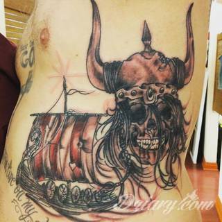 Tatuaże nawiązujące do Skandynawii, tradycji wikingów, surowego i bezlitosnego trybu życia. Proste, wyraziste wzory doskonale oddają charakterystykę życia byłych mieszkańców północy Europy. Tatuaż ma być surowy, męski, bez nadmiernych zdobień. 