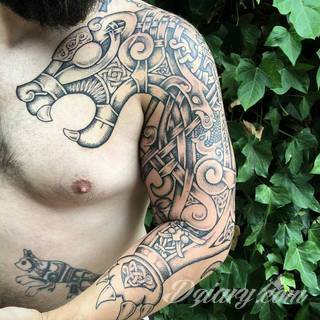 Tatuaże nawiązujące do Skandynawii, tradycji wikingów, surowego i bezlitosnego trybu życia. Proste, wyraziste wzory doskonale oddają charakterystykę życia byłych mieszkańców północy Europy. Tatuaż ma być surowy, męski, bez nadmiernych zdobień. 