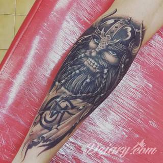 Tatuaże nawiązujące do Skandynawii, tradycji wikingów, surowego i bezlitosnego trybu życia. Proste, wyraziste wzory doskonale oddają charakterystykę życia byłych mieszkańców północy Europy. Tatuaż ma być surowy, męski, bez nadmiernych zdobień. 