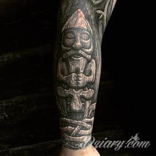 Tatuaże nawiązujące do Skandynawii, tradycji wikingów, surowego i bezlitosnego trybu życia. Proste, wyraziste wzory doskonale oddają charakterystykę życia byłych mieszkańców północy Europy. Tatuaż ma być surowy, męski, bez nadmiernych zdobień. 