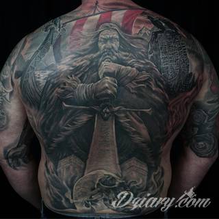 Tatuaże nawiązujące do Skandynawii, tradycji wikingów, surowego i bezlitosnego trybu życia. Proste, wyraziste wzory doskonale oddają charakterystykę życia byłych mieszkańców północy Europy. Tatuaż ma być surowy, męski, bez nadmiernych zdobień. 