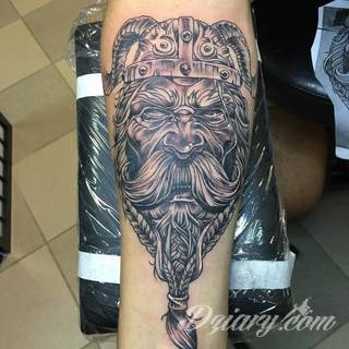 Tatuaże nawiązujące do Skandynawii, tradycji wikingów, surowego i bezlitosnego trybu życia. Proste, wyraziste wzory doskonale oddają charakterystykę życia byłych mieszkańców północy Europy. Tatuaż ma być surowy, męski, bez nadmiernych zdobień. 