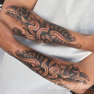 Tatuaże nawiązujące do Skandynawii, tradycji wikingów, surowego i bezlitosnego trybu życia. Proste, wyraziste wzory doskonale oddają charakterystykę życia byłych mieszkańców północy Europy. Tatuaż ma być surowy, męski, bez nadmiernych zdobień. 