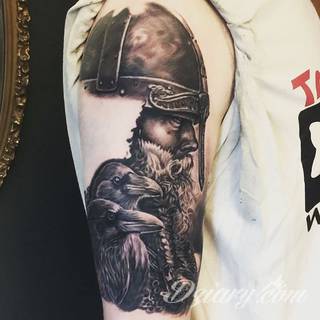 Tatuaże nawiązujące do Skandynawii, tradycji wikingów, surowego i bezlitosnego trybu życia. Proste, wyraziste wzory doskonale oddają charakterystykę życia byłych mieszkańców północy Europy. Tatuaż ma być surowy, męski, bez nadmiernych zdobień. 