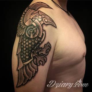 Tatuaże nawiązujące do Skandynawii, tradycji wikingów, surowego i bezlitosnego trybu życia. Proste, wyraziste wzory doskonale oddają charakterystykę życia byłych mieszkańców północy Europy. Tatuaż ma być surowy, męski, bez nadmiernych zdobień. 