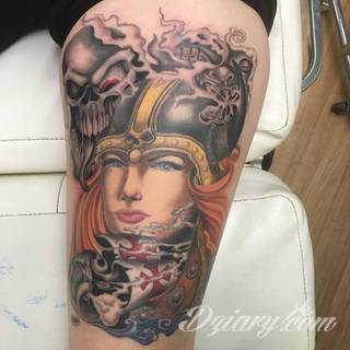 Tatuaże nawiązujące do Skandynawii, tradycji wikingów, surowego i bezlitosnego trybu życia. Proste, wyraziste wzory doskonale oddają charakterystykę życia byłych mieszkańców północy Europy. Tatuaż ma być surowy, męski, bez nadmiernych zdobień. 