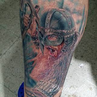 Tatuaże nawiązujące do Skandynawii, tradycji wikingów, surowego i bezlitosnego trybu życia. Proste, wyraziste wzory doskonale oddają charakterystykę życia byłych mieszkańców północy Europy. Tatuaż ma być surowy, męski, bez nadmiernych zdobień. 