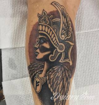 Tatuaże nawiązujące do Skandynawii, tradycji wikingów, surowego i bezlitosnego trybu życia. Proste, wyraziste wzory doskonale oddają charakterystykę życia byłych mieszkańców północy Europy. Tatuaż ma być surowy, męski, bez nadmiernych zdobień. 