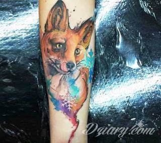 Akwarelowe tatuaże watercolor stanowią intrygujące połączenie unikatowych wzorów i rozbudowanej kolorystyki. Kreska jest w nich rozmyta; tworzą intrygujący efekt graficzny farby swobodnie przelewanej na skórze. 