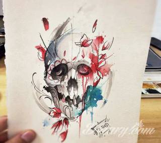 Akwarelowe tatuaże watercolor stanowią intrygujące połączenie unikatowych wzorów i rozbudowanej kolorystyki. Kreska jest w nich rozmyta; tworzą intrygujący efekt graficzny farby swobodnie przelewanej na skórze. 