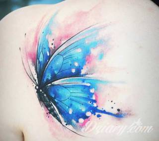 Akwarelowe tatuaże watercolor stanowią intrygujące połączenie unikatowych wzorów i rozbudowanej kolorystyki. Kreska jest w nich rozmyta; tworzą intrygujący efekt graficzny farby swobodnie przelewanej na skórze. 