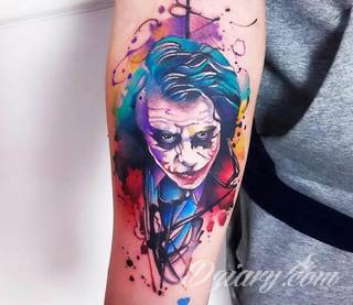 Akwarelowe tatuaże watercolor stanowią intrygujące połączenie unikatowych wzorów i rozbudowanej kolorystyki. Kreska jest w nich rozmyta; tworzą intrygujący efekt graficzny farby swobodnie przelewanej na skórze. 