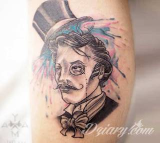 Akwarelowe tatuaże watercolor stanowią intrygujące połączenie unikatowych wzorów i rozbudowanej kolorystyki. Kreska jest w nich rozmyta; tworzą intrygujący efekt graficzny farby swobodnie przelewanej na skórze. 
