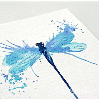 Akwarelowe tatuaże watercolor stanowią intrygujące połączenie unikatowych wzorów i rozbudowanej kolorystyki. Kreska jest w nich rozmyta; tworzą intrygujący efekt graficzny farby swobodnie przelewanej na skórze. 