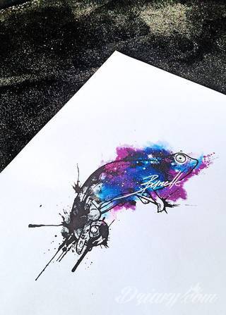 Akwarelowe tatuaże watercolor stanowią intrygujące połączenie unikatowych wzorów i rozbudowanej kolorystyki. Kreska jest w nich rozmyta; tworzą intrygujący efekt graficzny farby swobodnie przelewanej na skórze. 