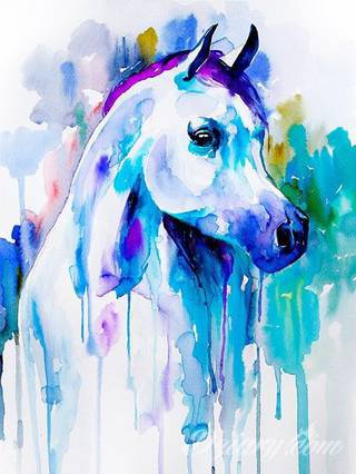 Akwarelowe tatuaże watercolor stanowią intrygujące połączenie unikatowych wzorów i rozbudowanej kolorystyki. Kreska jest w nich rozmyta; tworzą intrygujący efekt graficzny farby swobodnie przelewanej na skórze. 