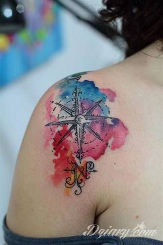 Akwarelowe tatuaże watercolor stanowią intrygujące połączenie unikatowych wzorów i rozbudowanej kolorystyki. Kreska jest w nich rozmyta; tworzą intrygujący efekt graficzny farby swobodnie przelewanej na skórze. 