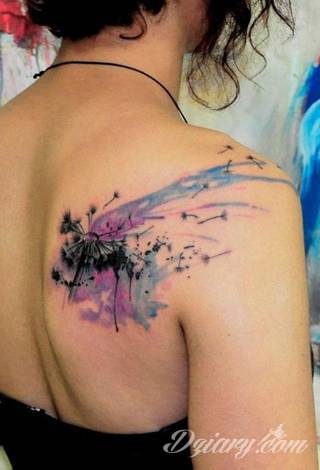 Akwarelowe tatuaże watercolor stanowią intrygujące połączenie unikatowych wzorów i rozbudowanej kolorystyki. Kreska jest w nich rozmyta; tworzą intrygujący efekt graficzny farby swobodnie przelewanej na skórze. 