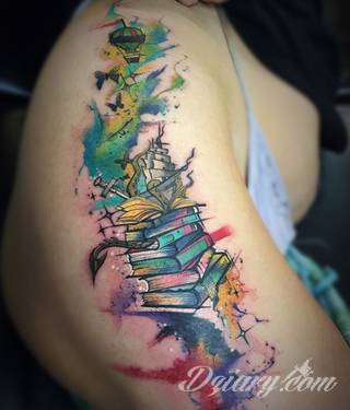 Akwarelowe tatuaże watercolor stanowią intrygujące połączenie unikatowych wzorów i rozbudowanej kolorystyki. Kreska jest w nich rozmyta; tworzą intrygujący efekt graficzny farby swobodnie przelewanej na skórze. 