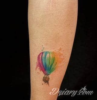 Akwarelowe tatuaże watercolor stanowią intrygujące połączenie unikatowych wzorów i rozbudowanej kolorystyki. Kreska jest w nich rozmyta; tworzą intrygujący efekt graficzny farby swobodnie przelewanej na skórze. 
