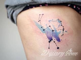 Akwarelowe tatuaże watercolor stanowią intrygujące połączenie unikatowych wzorów i rozbudowanej kolorystyki. Kreska jest w nich rozmyta; tworzą intrygujący efekt graficzny farby swobodnie przelewanej na skórze. 
