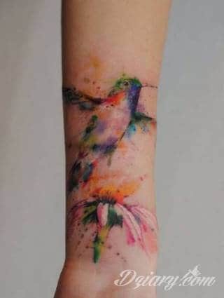Akwarelowe tatuaże watercolor stanowią intrygujące połączenie unikatowych wzorów i rozbudowanej kolorystyki. Kreska jest w nich rozmyta; tworzą intrygujący efekt graficzny farby swobodnie przelewanej na skórze. 