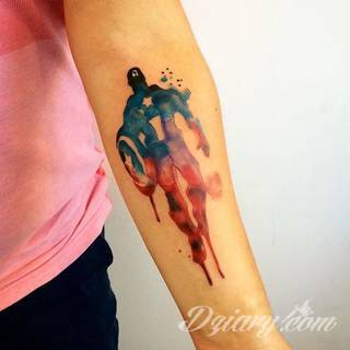 Akwarelowe tatuaże watercolor stanowią intrygujące połączenie unikatowych wzorów i rozbudowanej kolorystyki. Kreska jest w nich rozmyta; tworzą intrygujący efekt graficzny farby swobodnie przelewanej na skórze. 