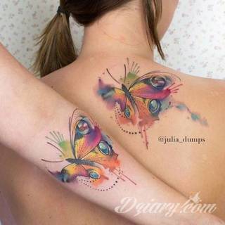 Akwarelowe tatuaże watercolor stanowią intrygujące połączenie unikatowych wzorów i rozbudowanej kolorystyki. Kreska jest w nich rozmyta; tworzą intrygujący efekt graficzny farby swobodnie przelewanej na skórze. 