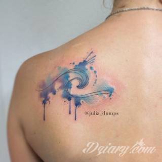 Akwarelowe tatuaże watercolor stanowią intrygujące połączenie unikatowych wzorów i rozbudowanej kolorystyki. Kreska jest w nich rozmyta; tworzą intrygujący efekt graficzny farby swobodnie przelewanej na skórze. 