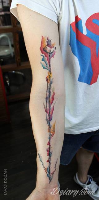 Akwarelowe tatuaże watercolor stanowią intrygujące połączenie unikatowych wzorów i rozbudowanej kolorystyki. Kreska jest w nich rozmyta; tworzą intrygujący efekt graficzny farby swobodnie przelewanej na skórze. 