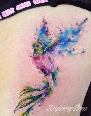 Akwarelowe tatuaże watercolor stanowią intrygujące połączenie unikatowych wzorów i rozbudowanej kolorystyki. Kreska jest w nich rozmyta; tworzą intrygujący efekt graficzny farby swobodnie przelewanej na skórze. 