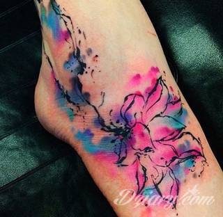 Akwarelowe tatuaże watercolor stanowią intrygujące połączenie unikatowych wzorów i rozbudowanej kolorystyki. Kreska jest w nich rozmyta; tworzą intrygujący efekt graficzny farby swobodnie przelewanej na skórze. 