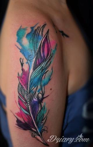 Akwarelowe tatuaże watercolor stanowią intrygujące połączenie unikatowych wzorów i rozbudowanej kolorystyki. Kreska jest w nich rozmyta; tworzą intrygujący efekt graficzny farby swobodnie przelewanej na skórze. 