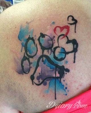 Akwarelowe tatuaże watercolor stanowią intrygujące połączenie unikatowych wzorów i rozbudowanej kolorystyki. Kreska jest w nich rozmyta; tworzą intrygujący efekt graficzny farby swobodnie przelewanej na skórze. 