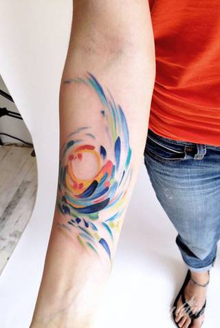 Akwarelowe tatuaże watercolor stanowią intrygujące połączenie unikatowych wzorów i rozbudowanej kolorystyki. Kreska jest w nich rozmyta; tworzą intrygujący efekt graficzny farby swobodnie przelewanej na skórze. 