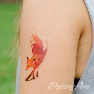 Akwarelowe tatuaże watercolor stanowią intrygujące połączenie unikatowych wzorów i rozbudowanej kolorystyki. Kreska jest w nich rozmyta; tworzą intrygujący efekt graficzny farby swobodnie przelewanej na skórze. 
