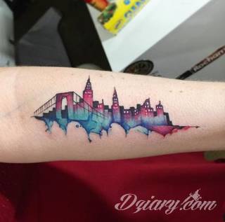 Akwarelowe tatuaże watercolor stanowią intrygujące połączenie unikatowych wzorów i rozbudowanej kolorystyki. Kreska jest w nich rozmyta; tworzą intrygujący efekt graficzny farby swobodnie przelewanej na skórze. 
