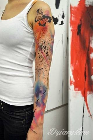 Akwarelowe tatuaże watercolor stanowią intrygujące połączenie unikatowych wzorów i rozbudowanej kolorystyki. Kreska jest w nich rozmyta; tworzą intrygujący efekt graficzny farby swobodnie przelewanej na skórze. 